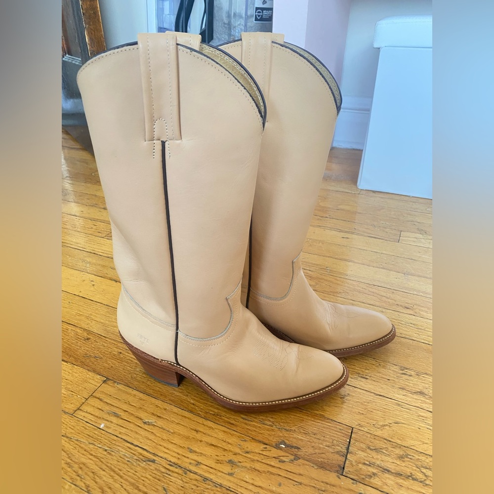 New condition vintage Frye boots size 9 women’s!